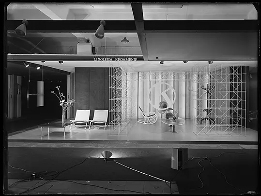 Kho Liang Ie Ontwerp stand Krommenie Linoleum Voorjaarsbeurs Utecht 1965 Collectie Jan Versnel Mai